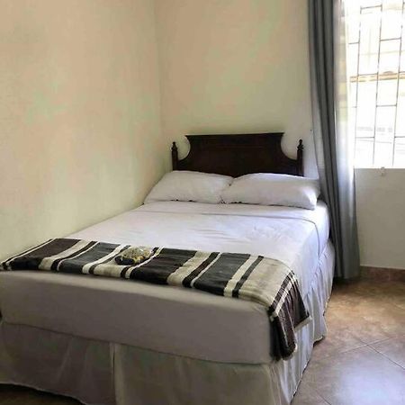 Kelly'S Studio Apartment - Rental Near Airport, Amenities And Bus Route Saint Philip Luaran gambar