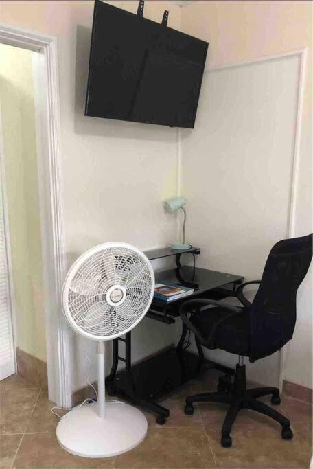 Kelly'S Studio Apartment - Rental Near Airport, Amenities And Bus Route Saint Philip Luaran gambar