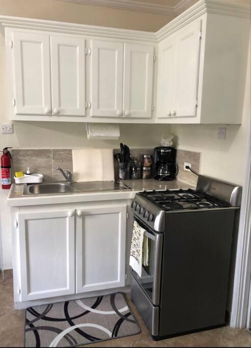 Kelly'S Studio Apartment - Rental Near Airport, Amenities And Bus Route Saint Philip Luaran gambar