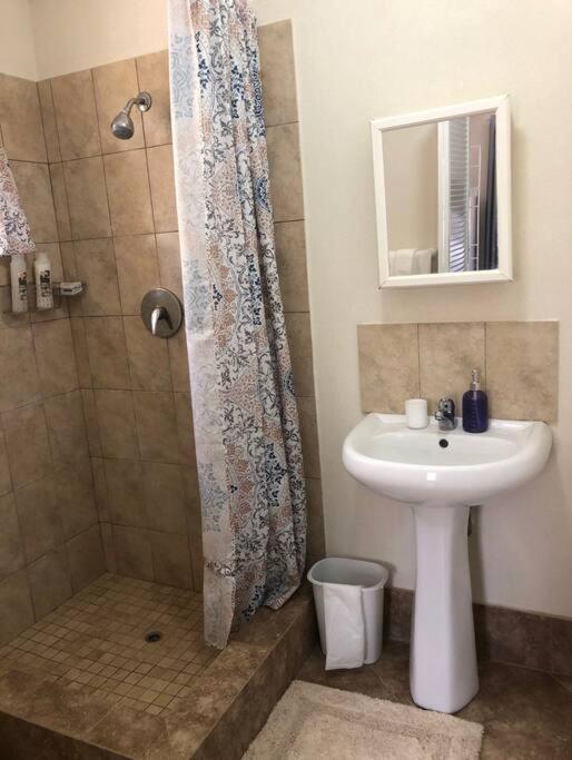 Kelly'S Studio Apartment - Rental Near Airport, Amenities And Bus Route Saint Philip Luaran gambar